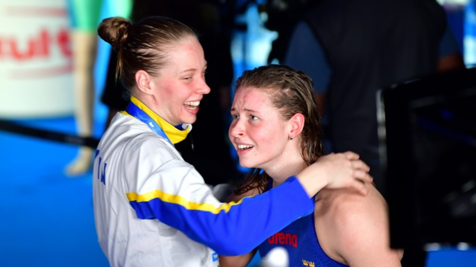 Medaljkram. Louise Hansson, till vänster, kramar om Sophie Hansson efter medaljkvällen i kortbane-VM.