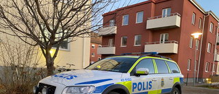 Polisen gjorde vapenfynd efter larm om källarinbrott – Nationella bombskyddet på väg till Linköping
