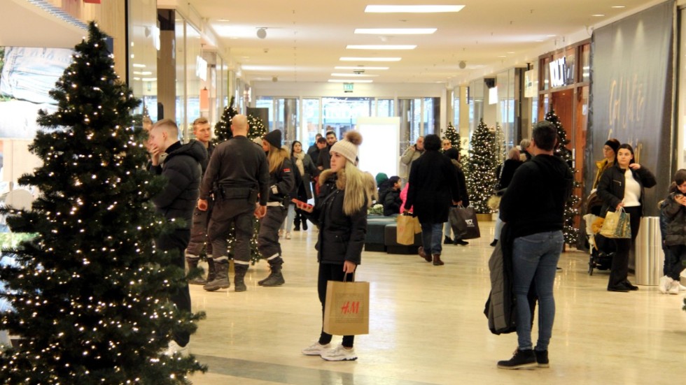 Köer utanför butikerna när mellandagsrean började "Brukar vara kaos"