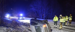 Tre drabbade när bil voltade och körde ned lyktstolpe