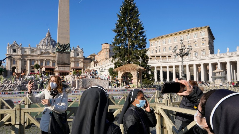 På julaftonskvällen håller påve Franciskus – som nyligen fyllt 85 år – midnattsmässa i Peterskyrkan i Vatikanstaten i den italienska huvudstaden.