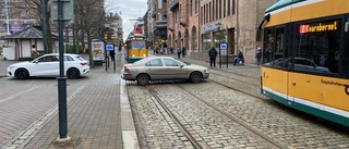 Drama på Drottninggatan – parkerad bil skapade kaos
