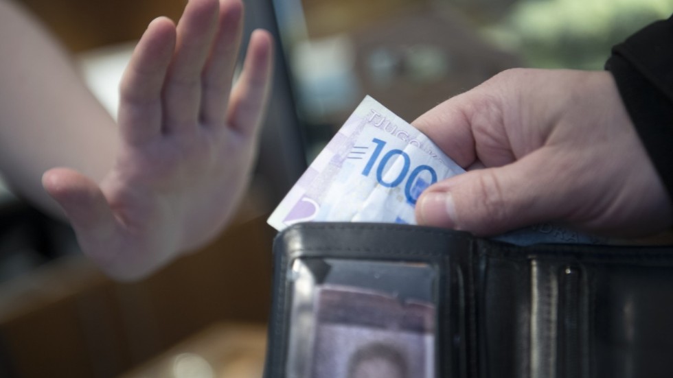 Det blir allt svårare att betala med kontanter i Sverige, men staten bör subventionera handlarna så att de kan fortsätta erbjuda kontanthantering även i framtiden, tycker debattören.