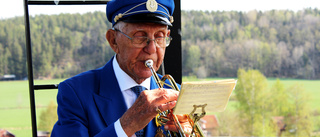 92-åringen bjöd på ljuv musik från toppen av kyrktornet