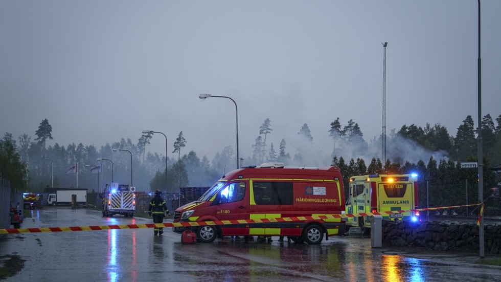 Räddningstjänsten på plats vid fyrverkeributiken i Ljungby på fredagen.