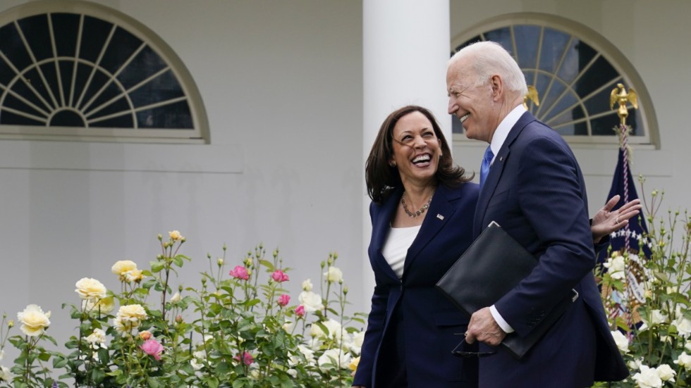 USA:s president Joe Biden och vicepresident Kamala Harris framträder utan munskydd vid Vita huset, kort efter det att restriktionslättnaderna offentliggjorts.