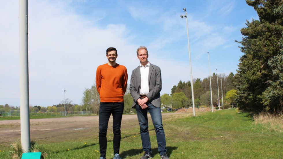 Elias Aguirre (S) och Niklas Nåbo (S) anklagar Alliansen för att inte ta några intiativ som underlättar byggande av idrottshallar i Linköping.