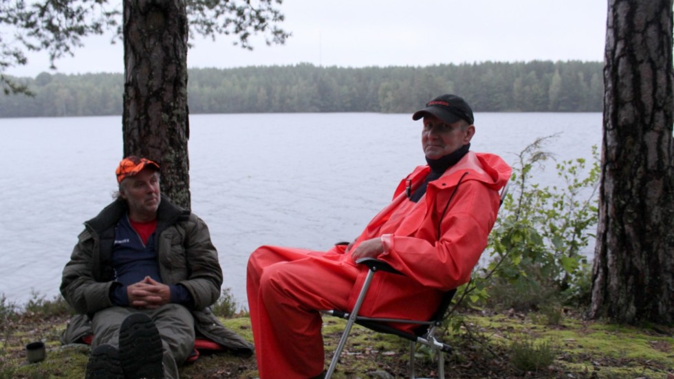 Varma kläder och regnkläder är ett måste denna fredag i slutet av augusti. Torbjörn Kvist (till vänster) och Jerry Olmyr dricker kaffe i väntan på första vittjning av burarna. 