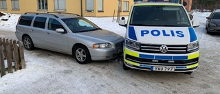 Eskilstunakvinna åtalas – körde på polisbil och körde vidare med indraget körkort