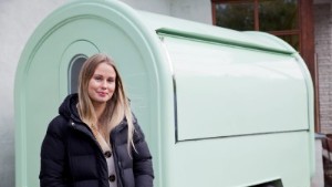 En av Sveriges största bakinfluerare öppnar ny fikavagn i Klintehamn