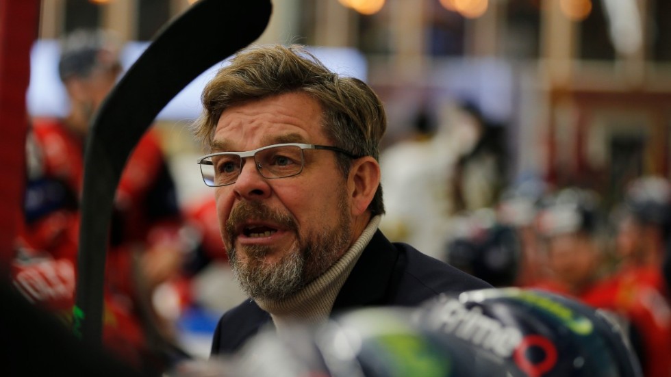 Niklas Czarnecki kommer inte att fortsätta som tränare för Västerviks IK efter att ha utsatts för hot och anklagelser.