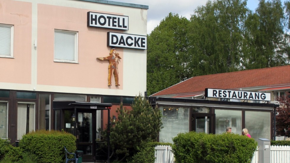 För tredje gången gör Kronofogden ett försök att sälja Hotell Dacke. Ägaren har betalat av lite på sina skulder, men allt behövs för att auktionen ska ställas in, uppger kronoinspektör Daniel Gynnerfelt.