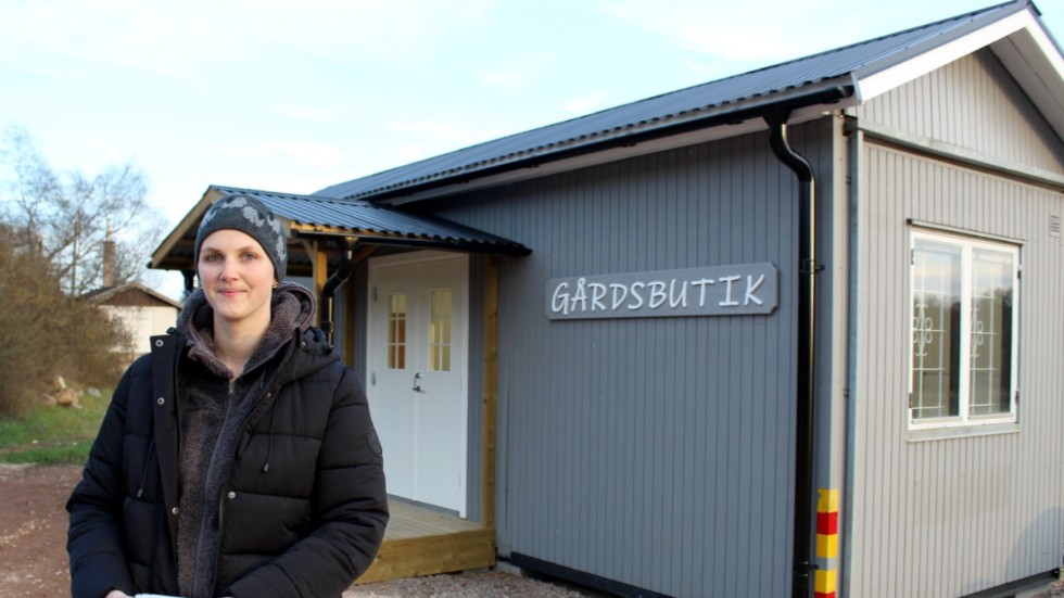 Louise Glindell, framför gårdsbutiken på gården Sjundekvill. Tillsammans med sambon Ted Gunnarsson har hon nu prisats för det arbete de gör med gården, gårdsbutiken och mejeriet. 