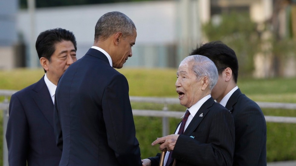 Sunao Tsuboi hälsar på Barack Obama när den dåvarande USA-presidenten besökte Hiroshima i maj 2016.