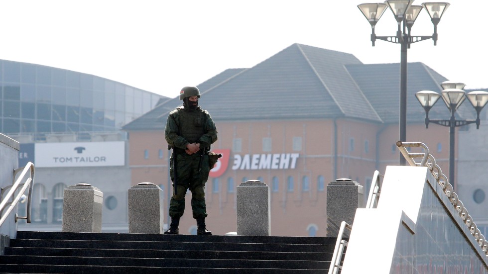 En medlem av de belarusiska säkerhetsstyrkorna står vakt vid en gata i Minsk, i samband med en mindre missnöjesyttring i mars. Arkivbild.
