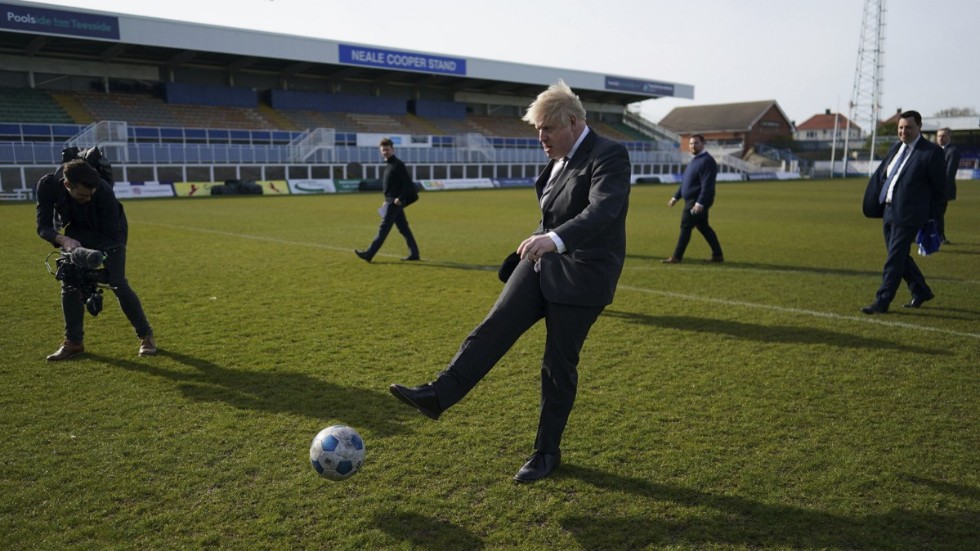 Storbritanniens premiärminister Boris Johnson sparkar boll under ett besök i Hartlepool inför torsdagens fyllnadsval i staden.