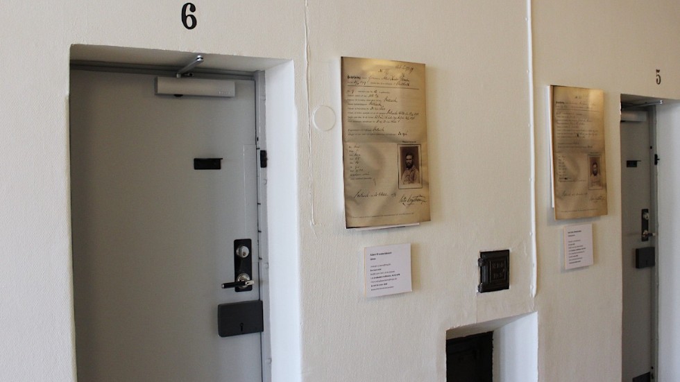 Hotellets enkel- och dubbelrum är före detta celler. Här med information om gamla fångar som suttit i respektive cell.