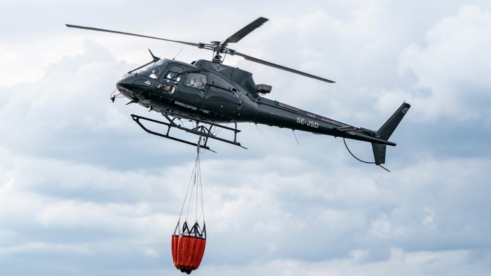 Helikoptrar från MSB deltar i släckningsarbetet. Arkivbild.