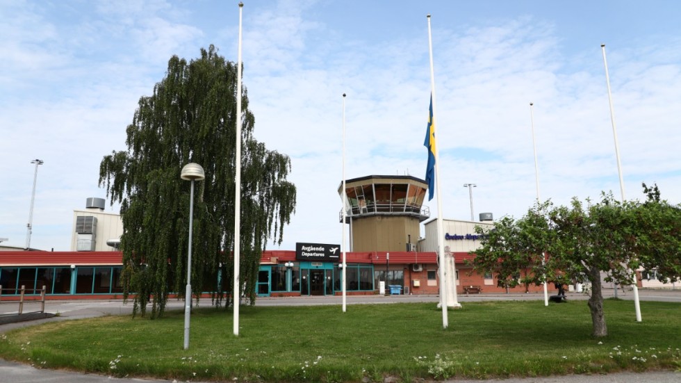 En flagga på halv stång vid flygplatsen i Örebro. Nio personer dog i torsdagens olycka.