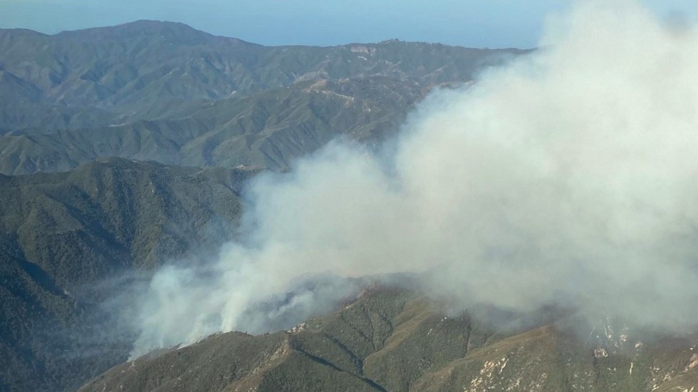 Den så kallade Willow-branden har svept in området nära Big Sur i Kalifornien i rök.