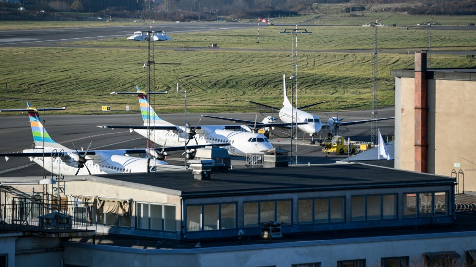 Fyra personer greps vid en klimataktion på Bromma flygplats.