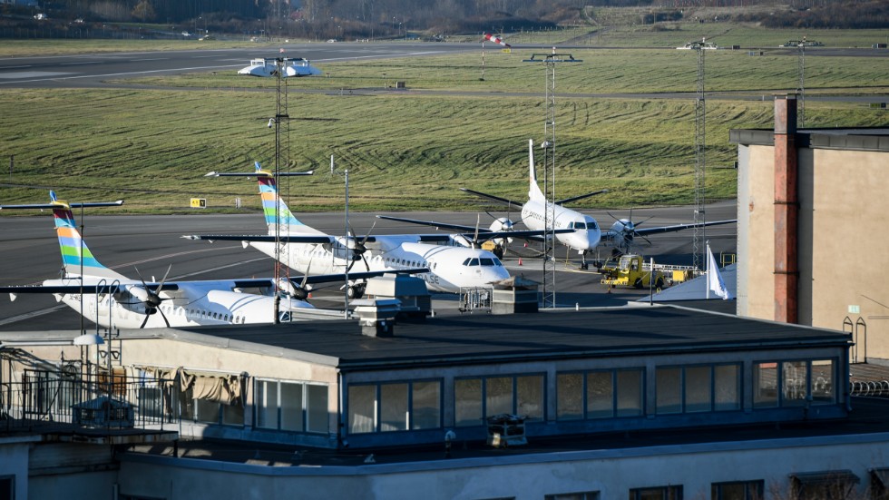 Två personer åtalas på grund av sin inblandning i en aktion mot flyget på Halmstads flygplats i oktober förra året. Bilden är tagen vid Bromma flygplats där en liknande aktion genomfördes. Arkivbild.