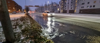 Stora mängder vatten forsade ut på Södra hamnleden – kommunen felsöker