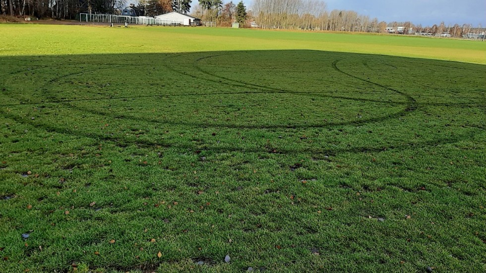 Kraftiga hjulspår i gräset vittnar om den skadegörelse som drabbat Ceosvallen i Vimmerby.