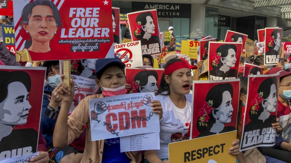 Demonstranter håller upp bilder på Myanmars avsatte civila ledare Aung San Suu Kyi i samband med en protest mot juntan i i Myanmars största stad Rangoon den 16 februari. Arkivbild.