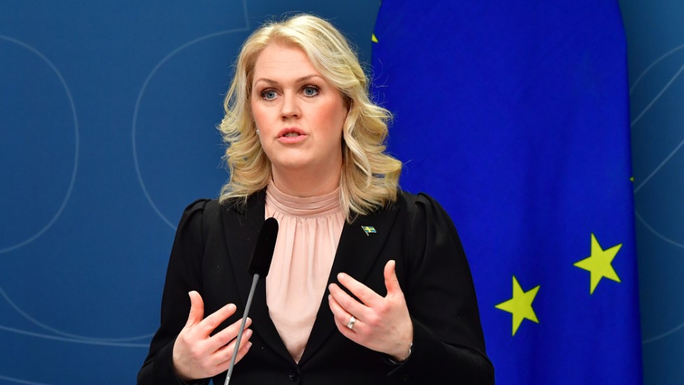 Lena Hallengren är socialminister och uppmanas av debattöerna från Sköldkörtelförbundet att ta initiativ för nya nationella riktlinjer.