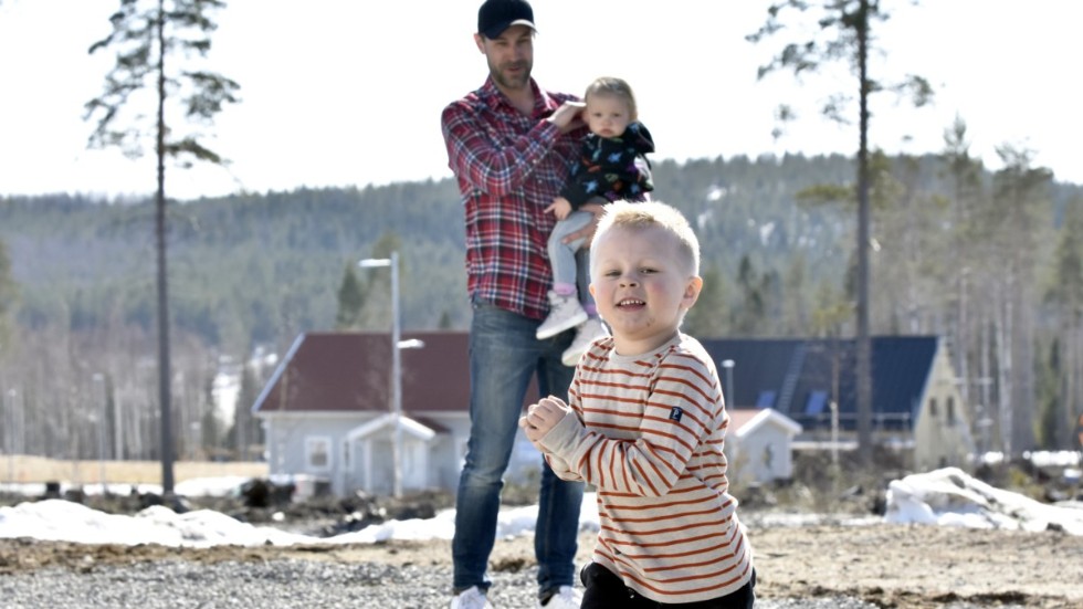 Daniel Svakko Holm, dottern Nikolina Svakko och sonen Isak Svakko flyttade in på Dalbo i februari. Sedan dess har det hänt en hel del i området.