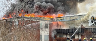 Storbrand i flerfamiljshus – lägenheter evakuerade