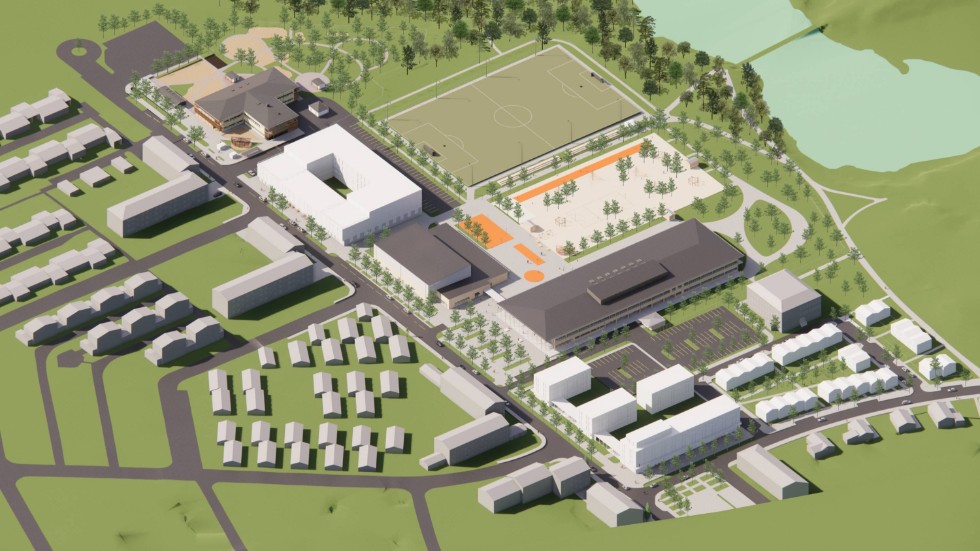 Kommunrepresentanter svarar nu på en insändare som ondgjorde sig över bland annat Släbroskolans planerade skolgård och fotbollsplan, som syns i bildens överkant.