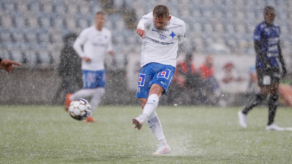 Ari Freyr Skúlason får drömträff vid 1–0-målet för IFK Norrköping. Snömatchen mot Sirius slutade 1–1.