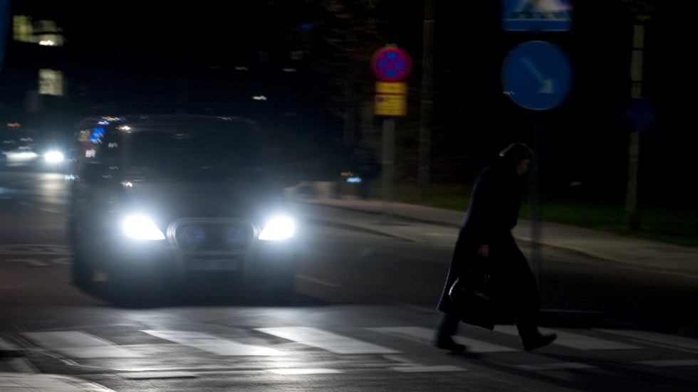 "Är det mörkt och du bara går rakt ut framför en bil kan det gå illa" varnar insändarskribenten som uppmanar till att använda reflexer - men framförallt att folk ska visa hänsyn i trafiken. Arkivfoto