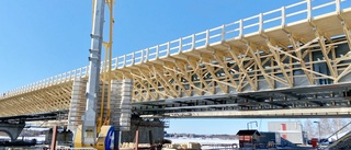 Den nya bron i Kalix lanseras ut