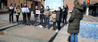 Ridskoleelever samlades utanför stadshuset – protesterade mot byggplaner i hagen