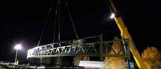 Det tog tio år från förstudien – men nu är bron över järnvägen på plats: "En milstolpe"