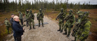 Försvarsministern på skjutvallen vid besöket på K 4 – inledde med bom • Ser stor potential i Norrbotten 