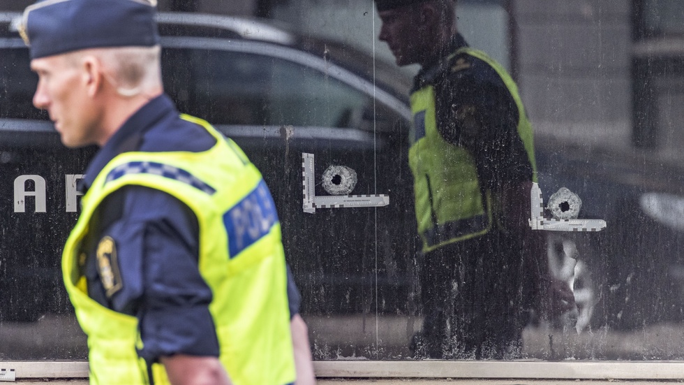 Trippelmordet utanför ett internetkafé på Drottninggatan i Malmö sommaren 2018 kopplas till åtalet om omfattande mordplaner på andra gängkriminella. Här syns kulhål i en av rutorna. Arkivbild.