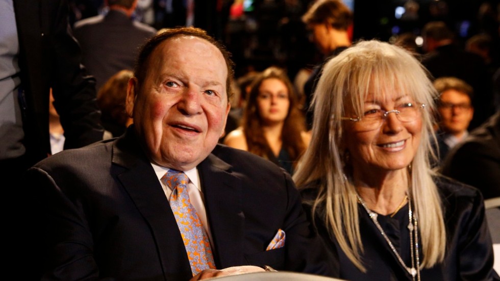 Kasinokungen Sheldon Adelson tillsammans med hustrun och läkaren Miriam Adelson, fotograferade i samband med en debatt mellan de dåvarande presidentkandidaterna Donald Trump och Hillary Clinton i New York 2016.
