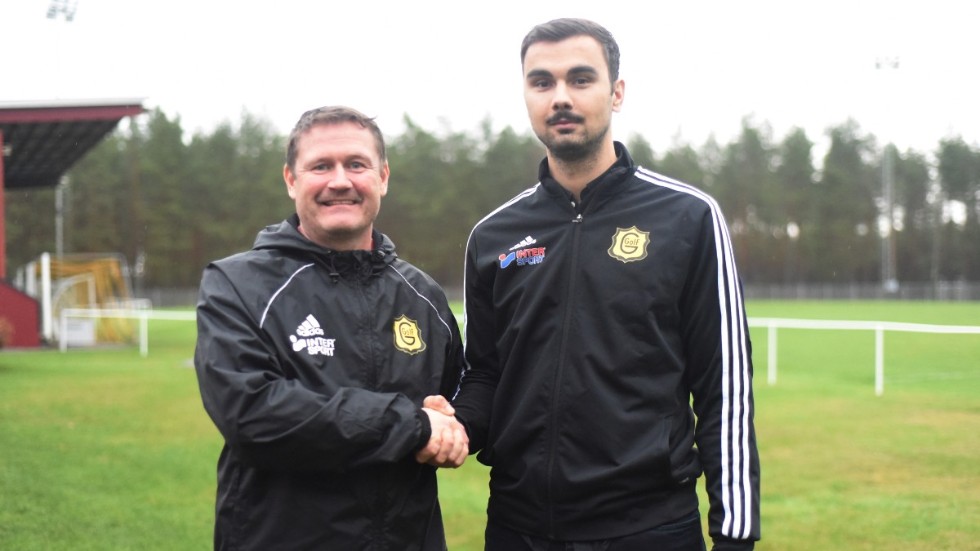 Gullringens sportchef Patrik Wärnehall hälsar Karlo Goranci välkommen som spelande tränare i klubben.