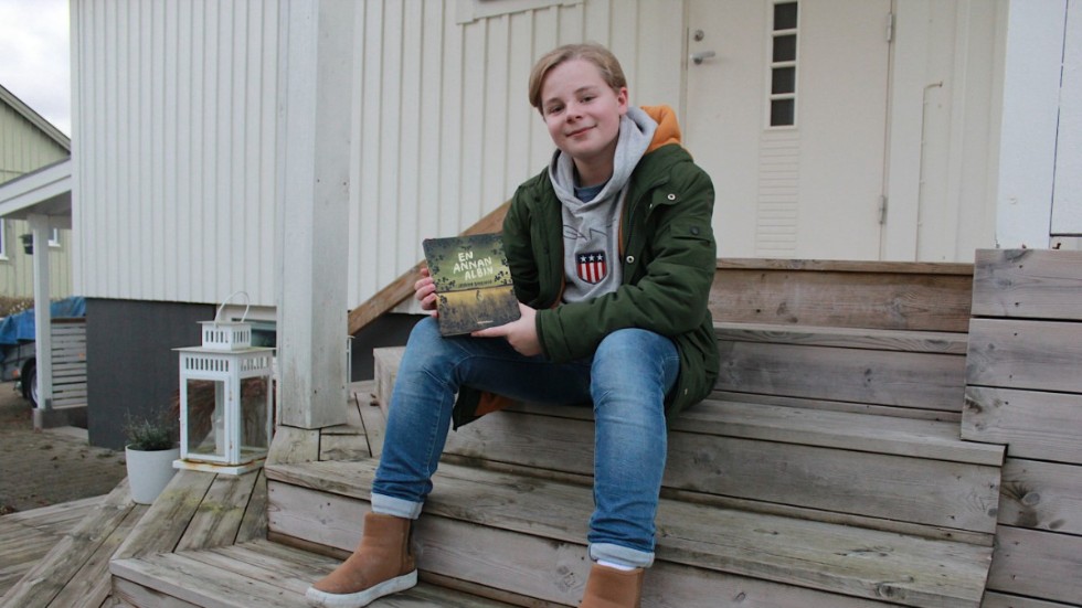 13-årige Leon Sandelius från Hultsfred har huvudrollen i radiodramat "En annan Albin", efter Johan Unenges bok med samma namn. "Det är en bra bok, jag tror det blir väldigt bra", säger han.