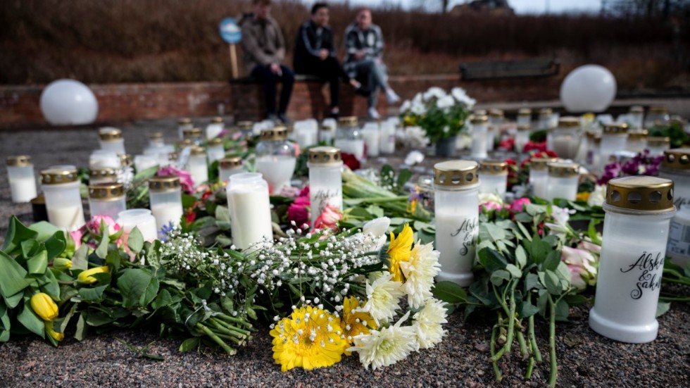 Blommor och ljus vid minnesplatsen vid Tjurasjön i centrala Höör efter mordet. Arkivbild.