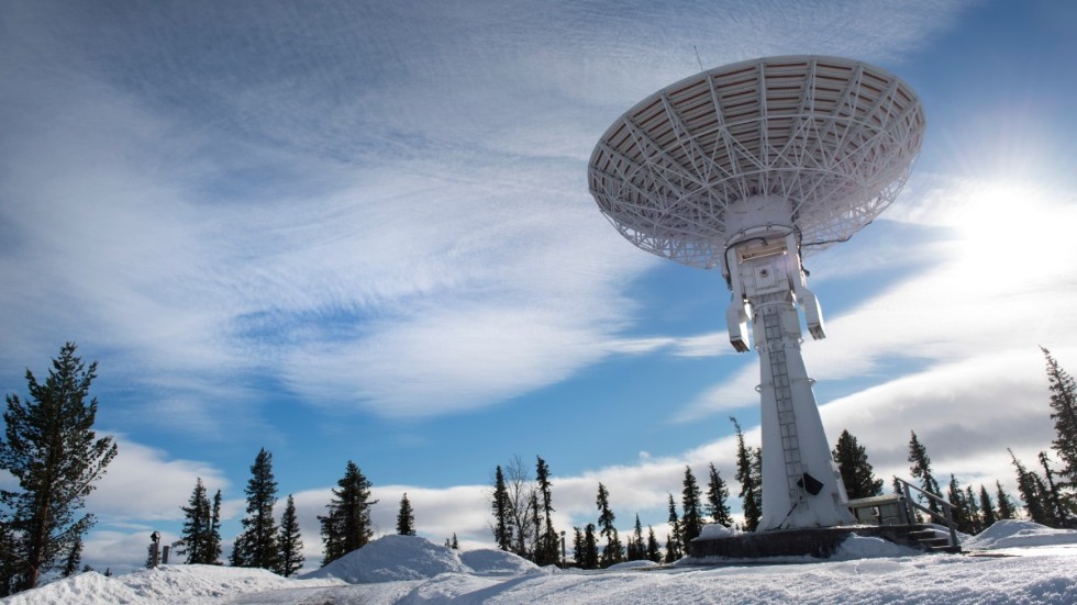 En antenn riktad mot rymden på rymdbasen Esrange i Kiruna kommun. Antennerna på Esrange följer och vidarebefordrar information från satelliter. Planer finns att utöka verksamheten på Esrange med uppskjutning av satelliter i omloppsbana. Arkivbild.