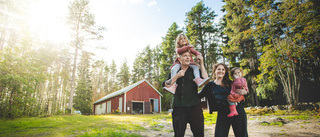 Familjen bröt upp från storstaden för att bygga nytt i Jävre: "Vill att barnen ska få natur i blodet"