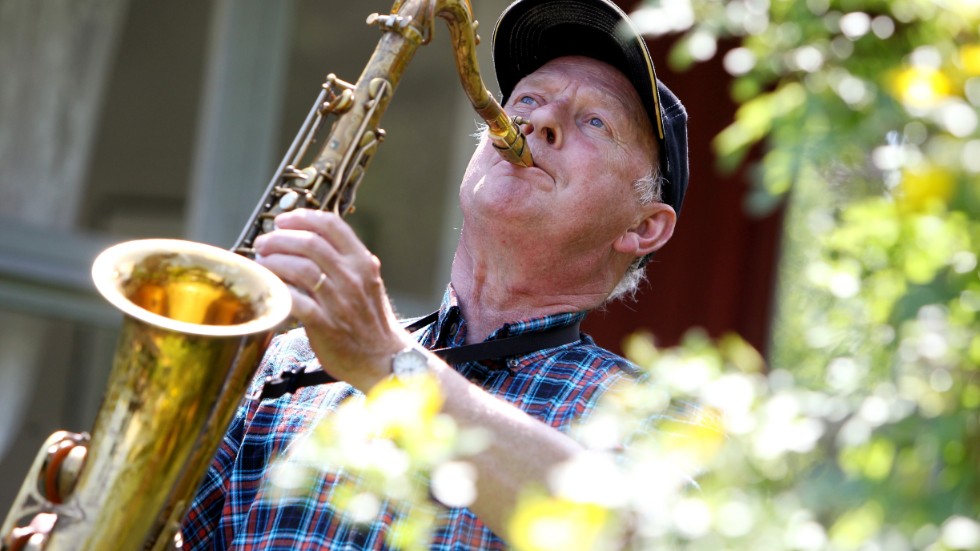 Jazzmusikern Nisse Sandström som bodde i Kalbo i Rejmyre har avlidit.