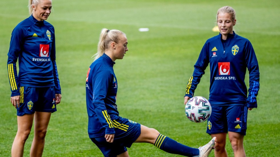 Hanna Bennison och Anna Anvegård, till höger, får en ny tränare i krislaget Everton. Arkivbild.