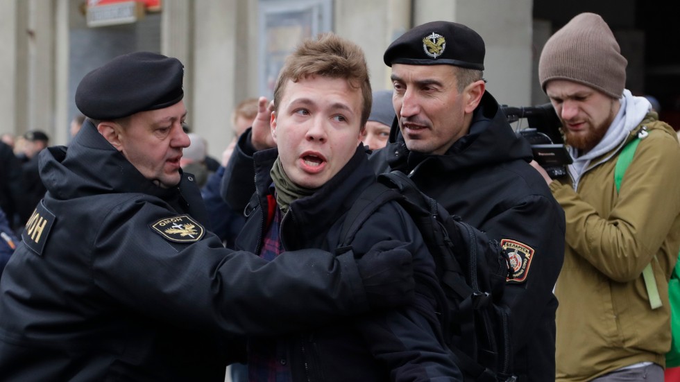 Aktivisten och oppositionella journalisten Roman Protasevitj omhändertas av polis i Minsk i samband med en demonstration 2017. Arkivbild.