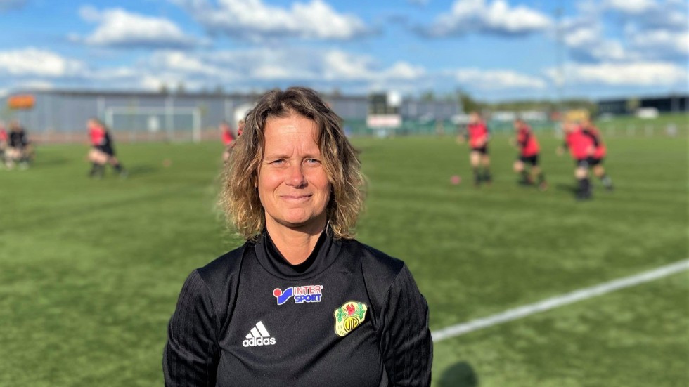 Karin Hillström är assisterande tränare för Vimmerby IF och laddar här för en av många träningspass på Arena Ceos.